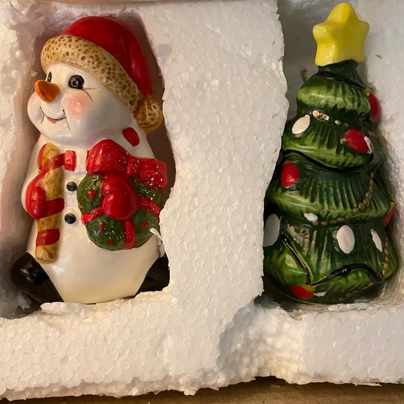 THOMAS PACCONI 6 Piece Christmas 
SALT & PEPPER DISPLAY TRAY SET - Picture 4 of 6